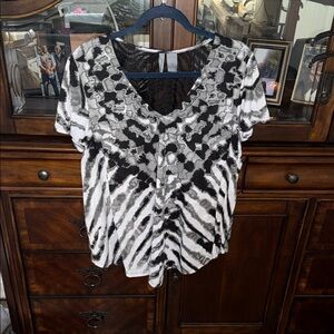 New Directions Black and White Patterned Blouse
